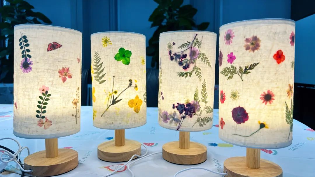 k豆钱包集团开展 花灯艺语 点亮优美 压花台灯制作活动